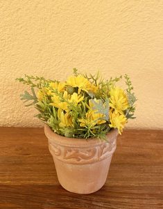 florero-pequeno-ceramica-flores-amarillas